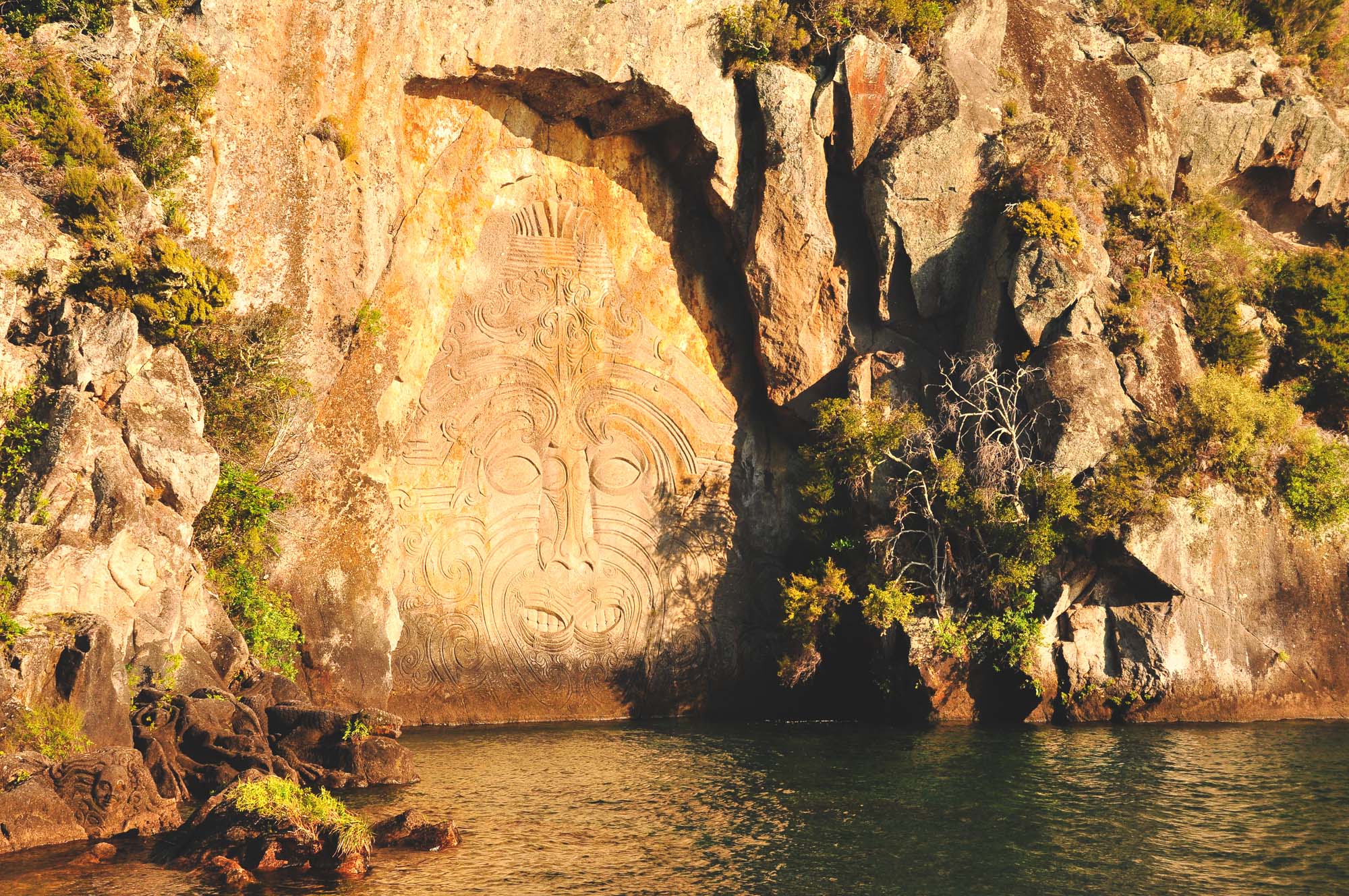 new-zealand-lake-taupo-maori-carving-iStock-538641760