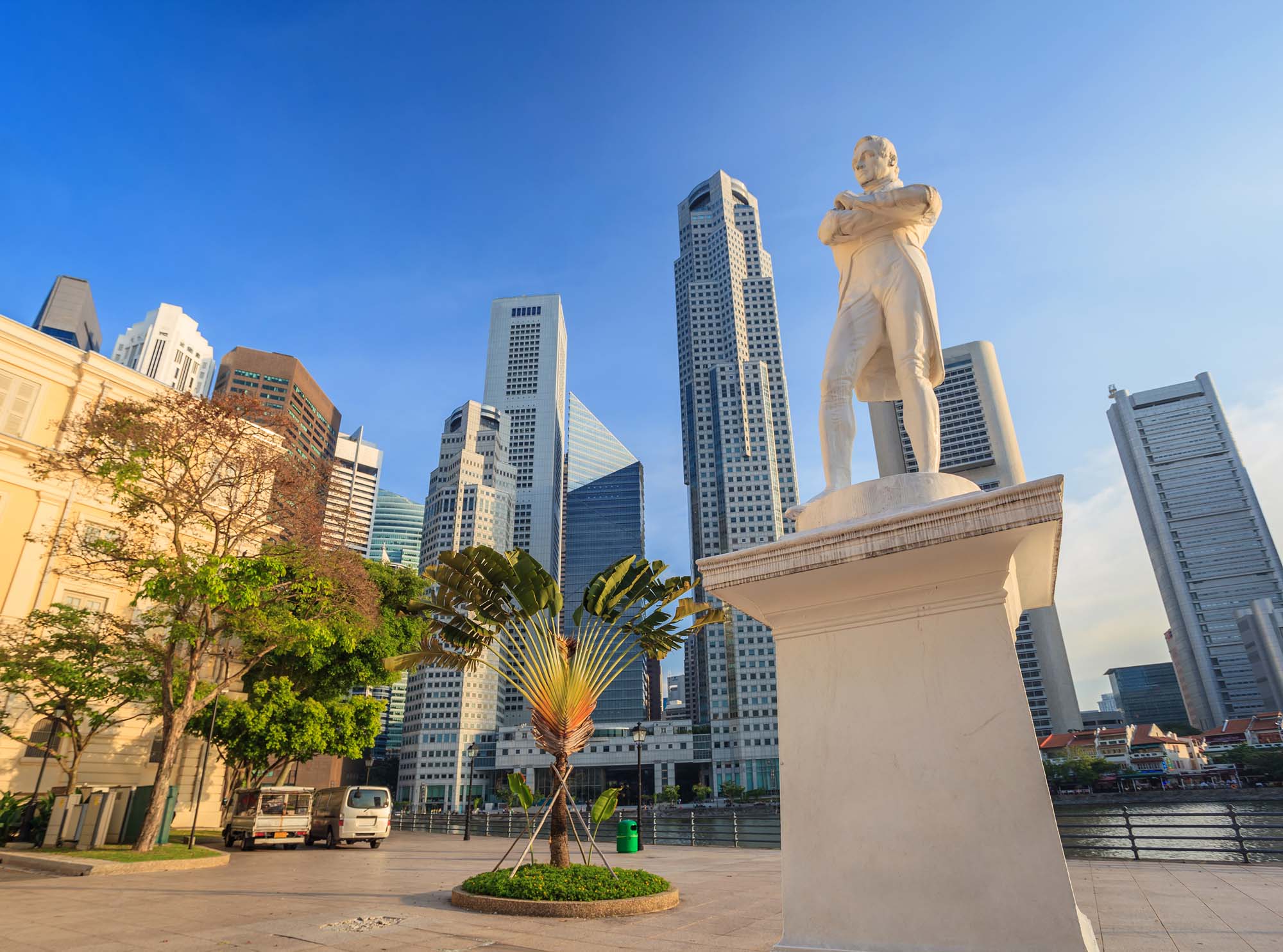 Besøg centrum på din rejse til Singapore og se bl.a. statuen af Stamford Raffles.