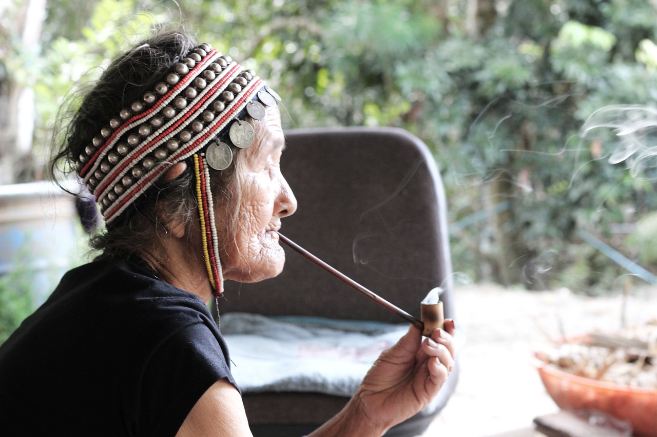 Kvinde fra Akha-stammen ryger pibe