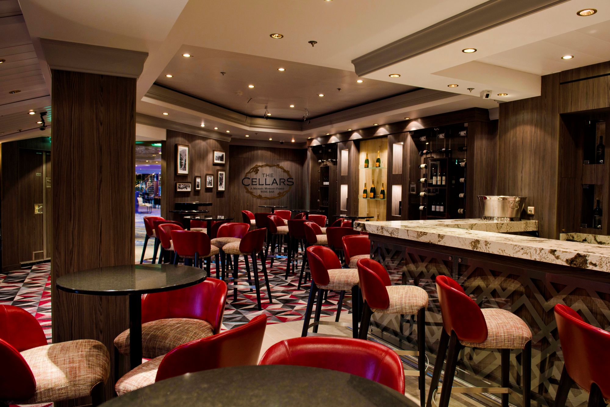 The Cellars – A Michael Mondavi Family Wine Bar er en intim vinbar ombord på Norwegian Dawn