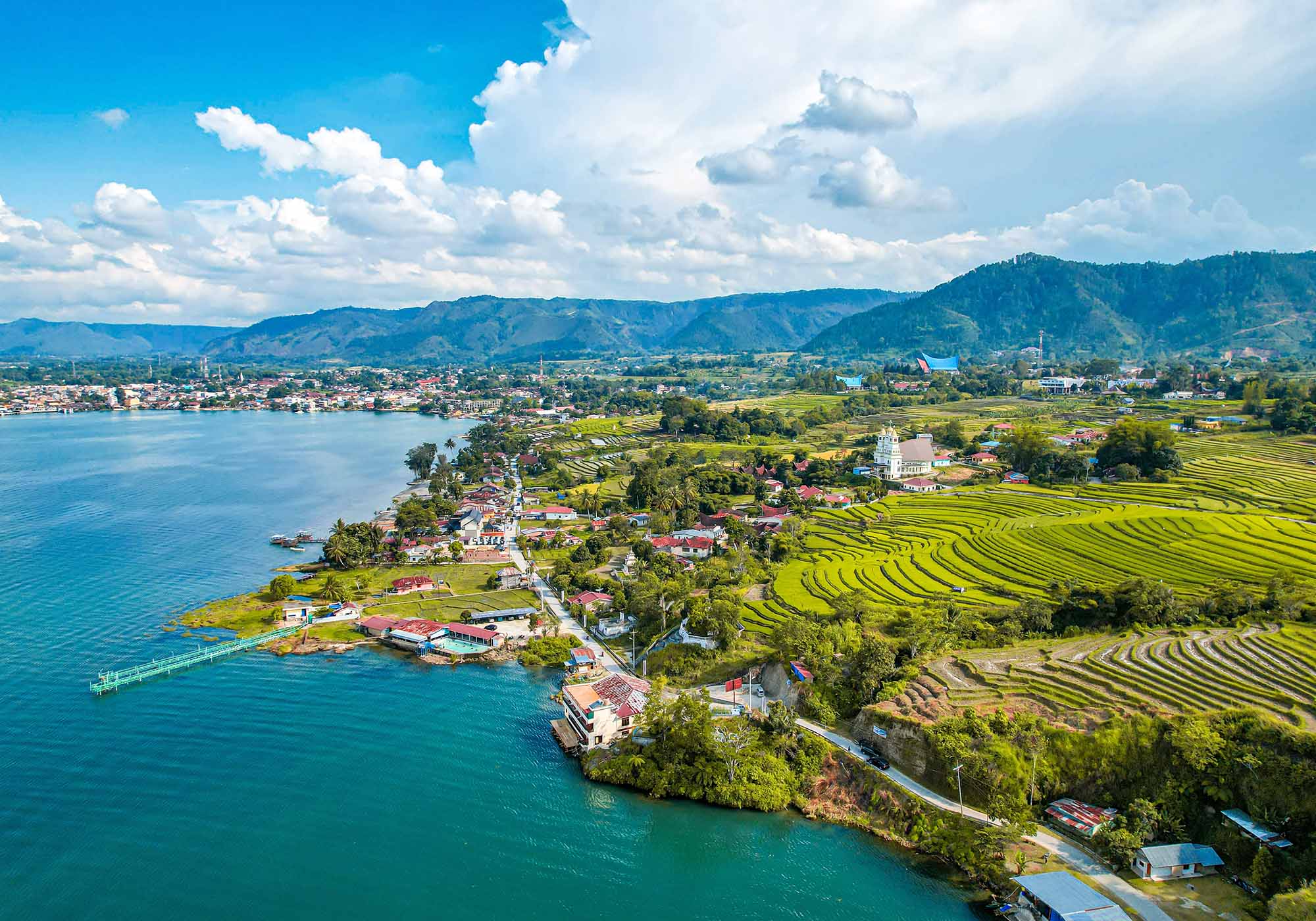 Besøg Samosir Island, som ligger i den enorme vulkankrater-sø Lake Toba
