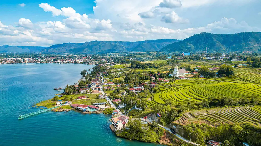 Besøg Samosir Island, som ligger i den enorme vulkankrater-sø Lake Toba