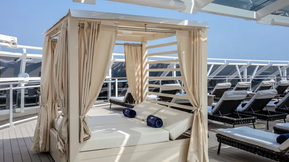 Yacht Club har sit egen private område, hvor man kan slappe af, nyde drinks og småretter