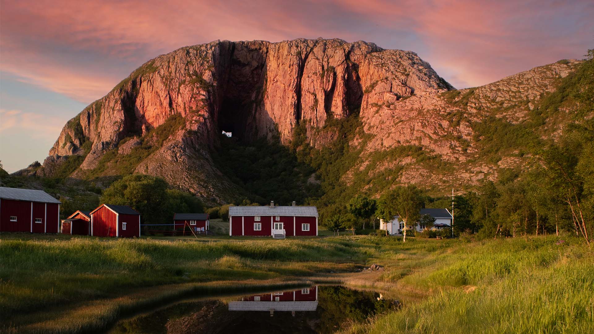 Fra Brønnøysund kan du besøge den ikoniske Torghatten med hul tværs gennem bjerget