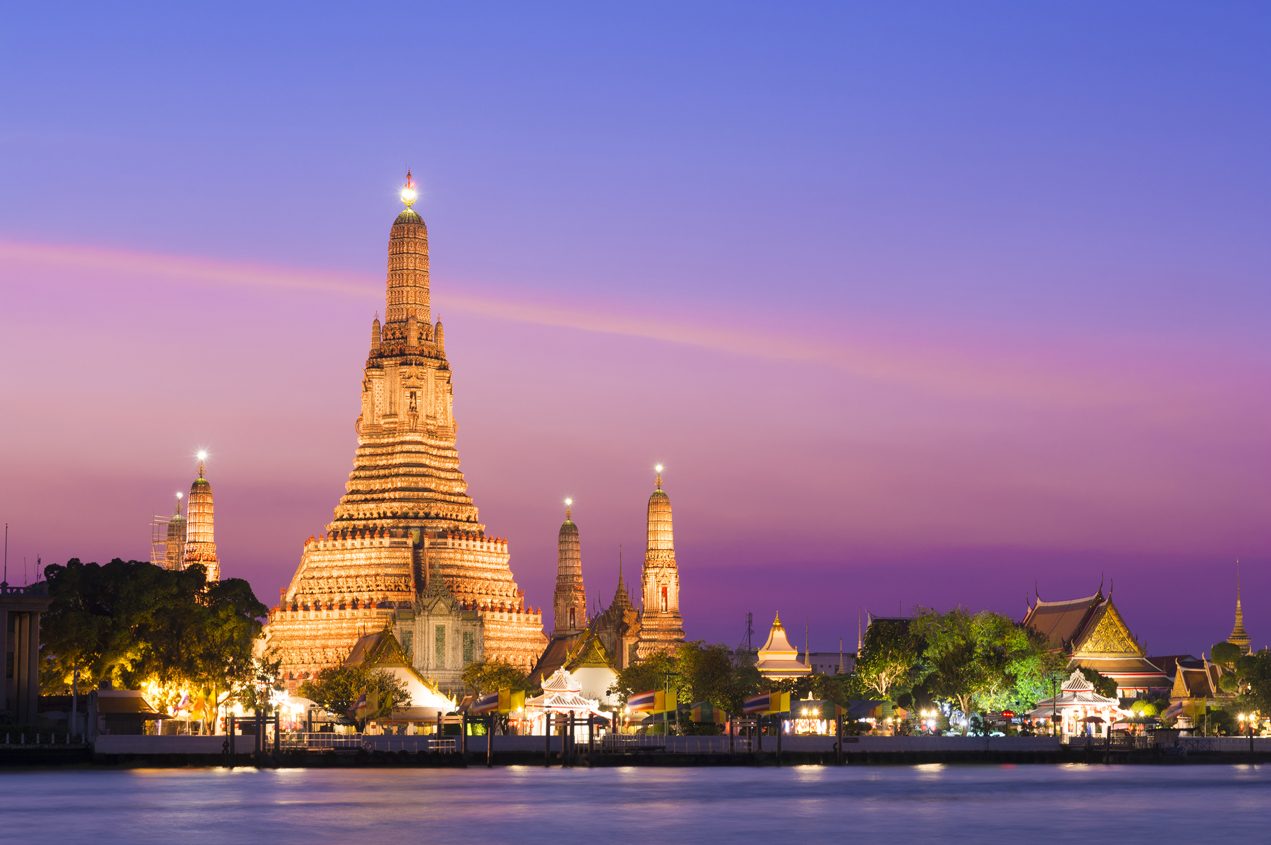 Oplev Bangkoks modernitet og traditionelle templer som Wat Arun her ved flodens bred.
