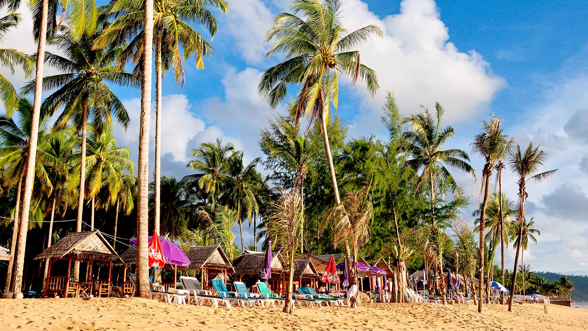 Khao Lak byder på strandidyl og smukke palmer på din Sydthailand-rejse.