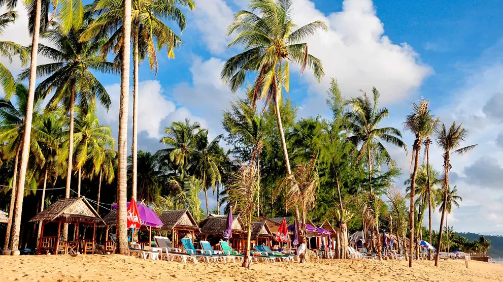 Nyd de dejlige, palmeklædte strande i Khao Lak.