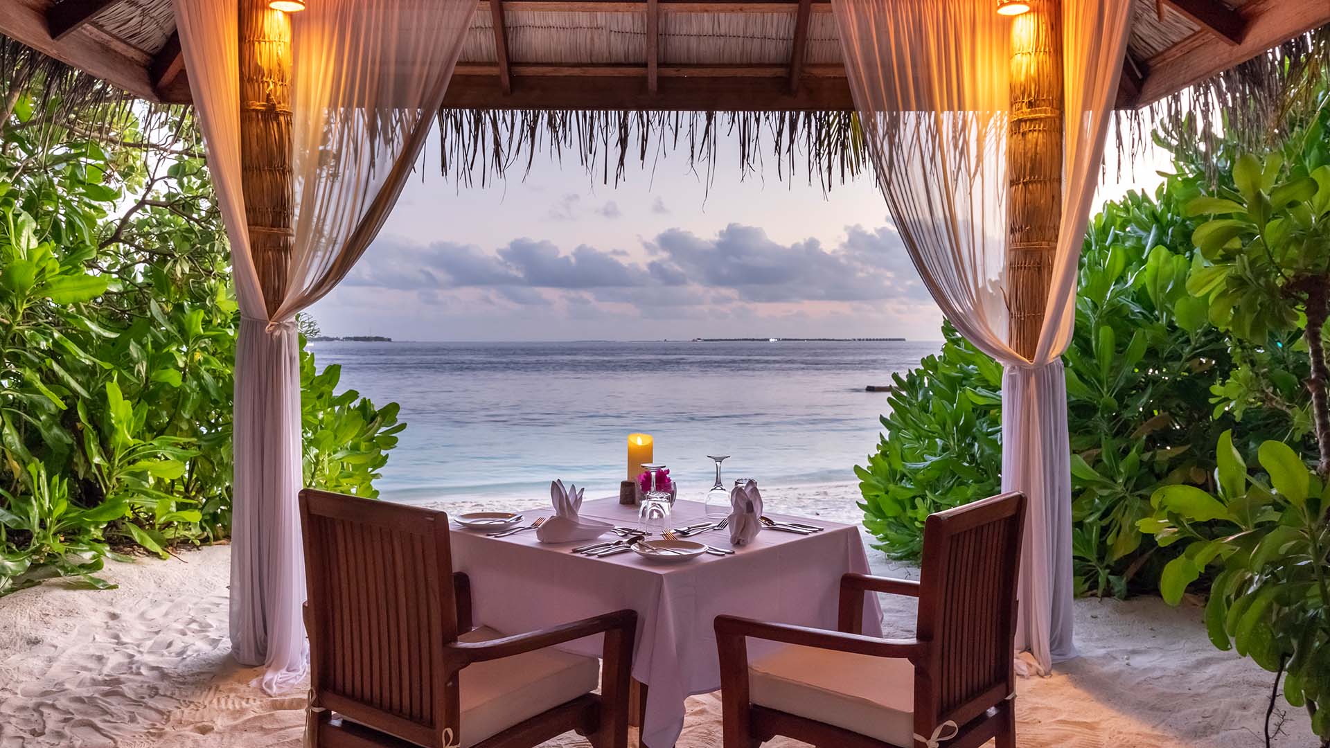 Spis direkte ved stranden på Reethi Faru Resort