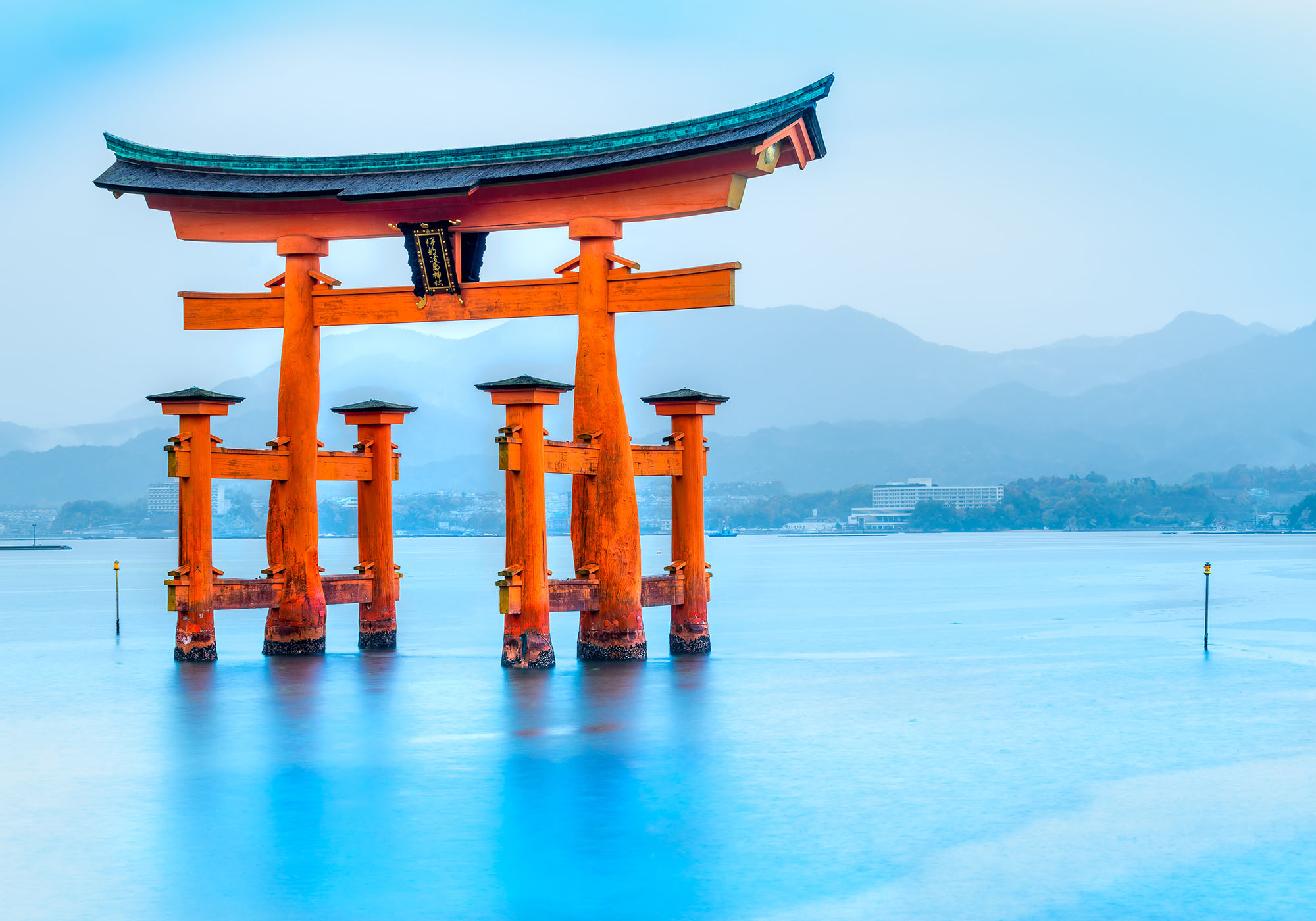 Se den berøme torii-port ude i vandet på din rejse til Japan.