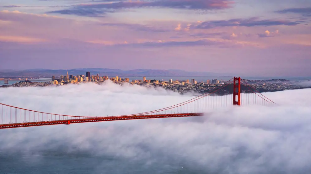 Golden Gate Bridge indhyllet i tåge i San Francisco