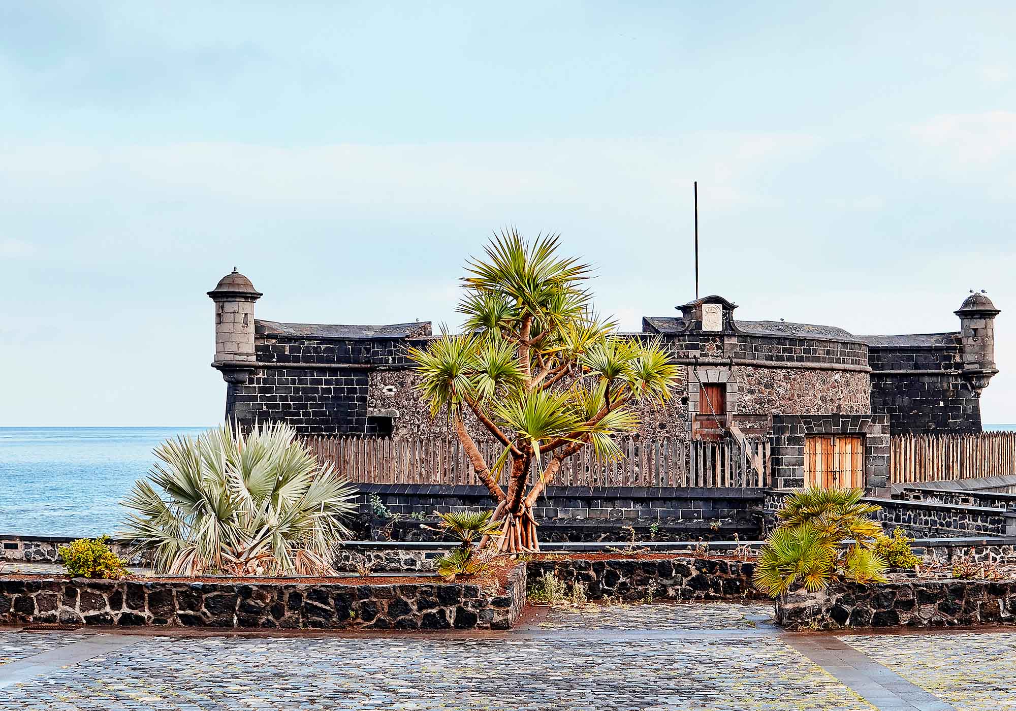 San Juan Bautista Castle er en historisk fæstning i Santa Cruz de Tenerife og har spillet en afgørende rolle i byens historie