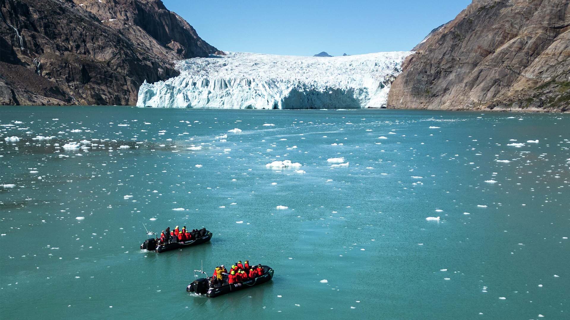 I sejler til forskellige destinationer i mindre både