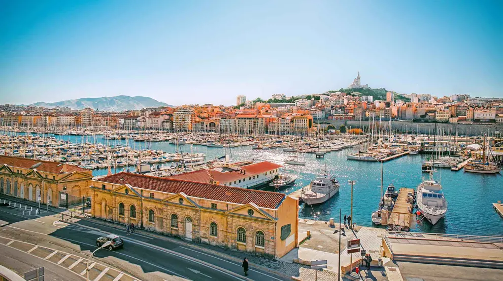 I det vestlige Middelhav venter spændende byer som Marseille i Frankrig