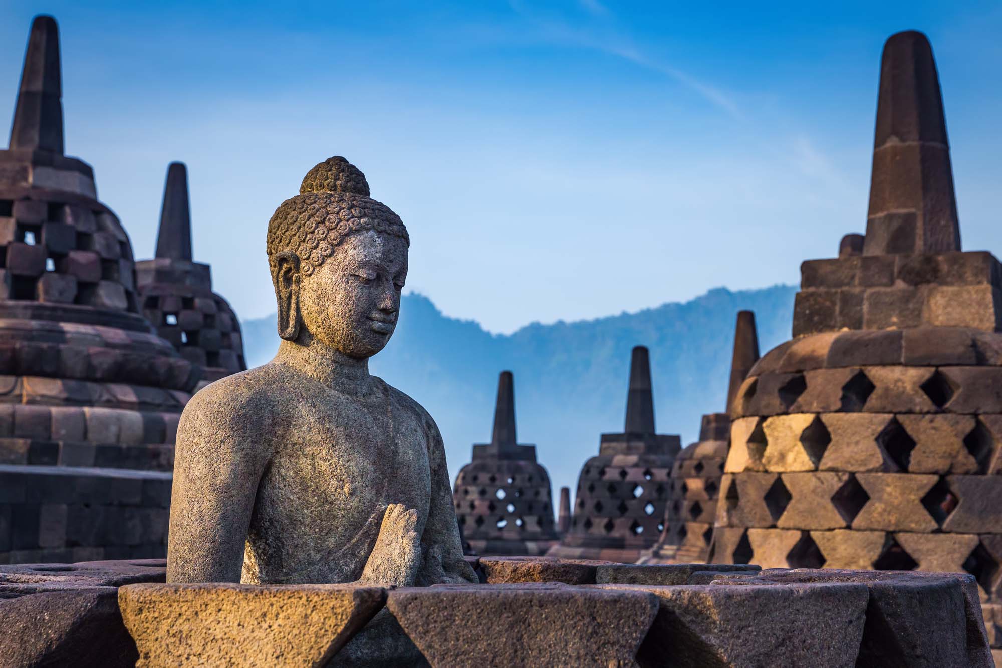 Se buddhastatuer i Borobudur, Yogyakarta på din rejse til Indonesien.
