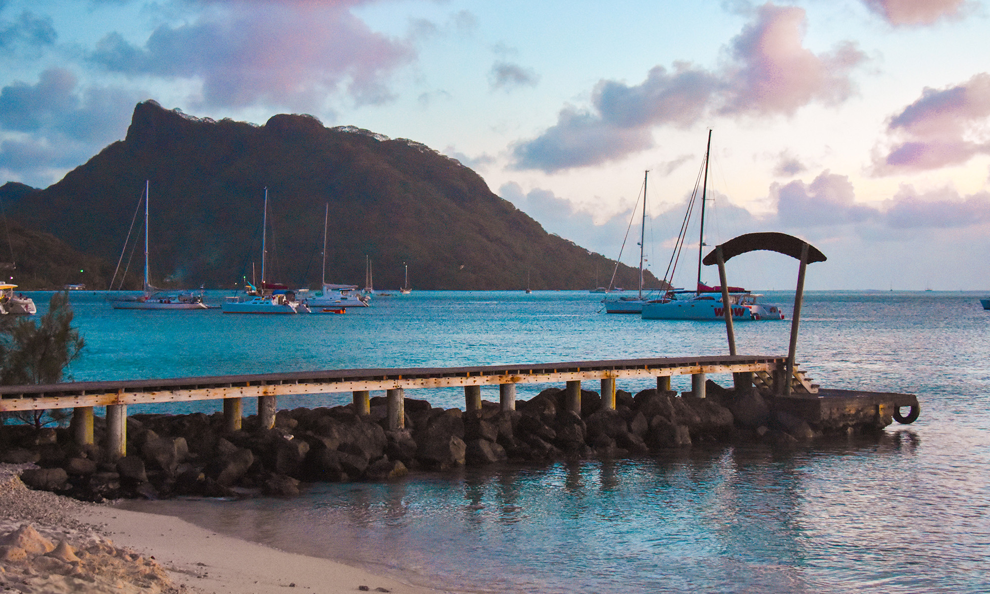 Badebro ved Maitai Lapia Village Huahine | © Teriitua Maoni