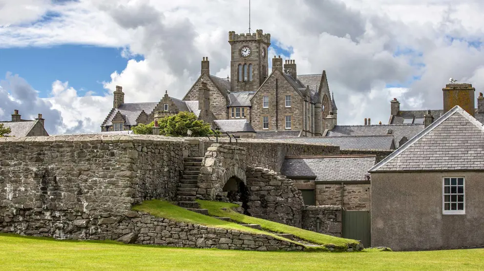 Gå en tur gennem de smalle, brostensbelagte gader i Lerwicks historiske centrum