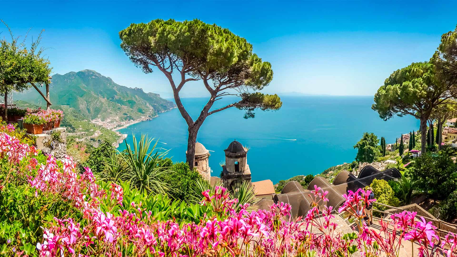 I sejler langs den smukke Amalfikyst og kan udforske den nærmere fra Napoli/Capri