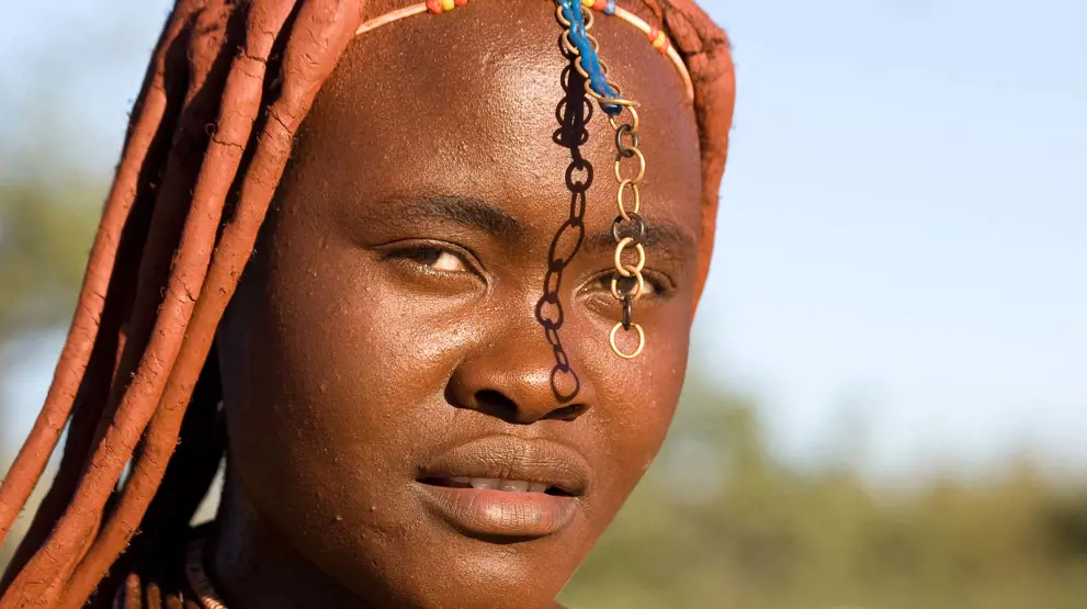 Se Himba-folket med det ikoniske røde hår på din rejse til Namibia.