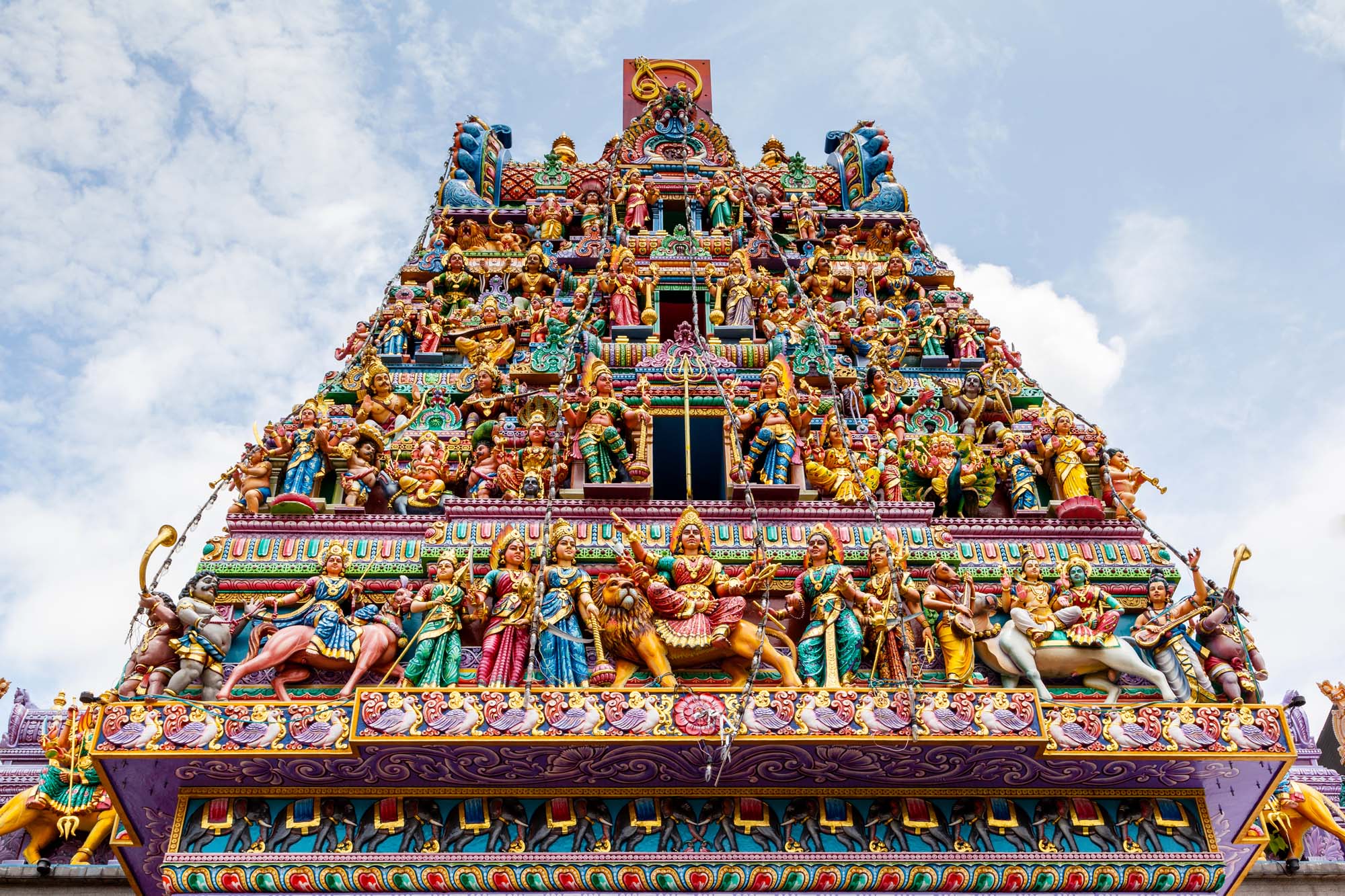 Se religiøse templer og historiske bygninger bl.a. i Little India.