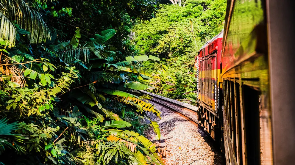 Panama-jernbanen blev åbnet i 1855, og det var nærliggende at kanalen skulle følge samme rute