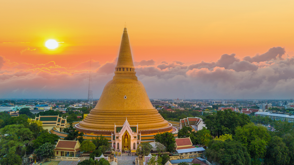 Besøg verdens højeste buddhistiske stupa på din rejse til det centrale Thailand.