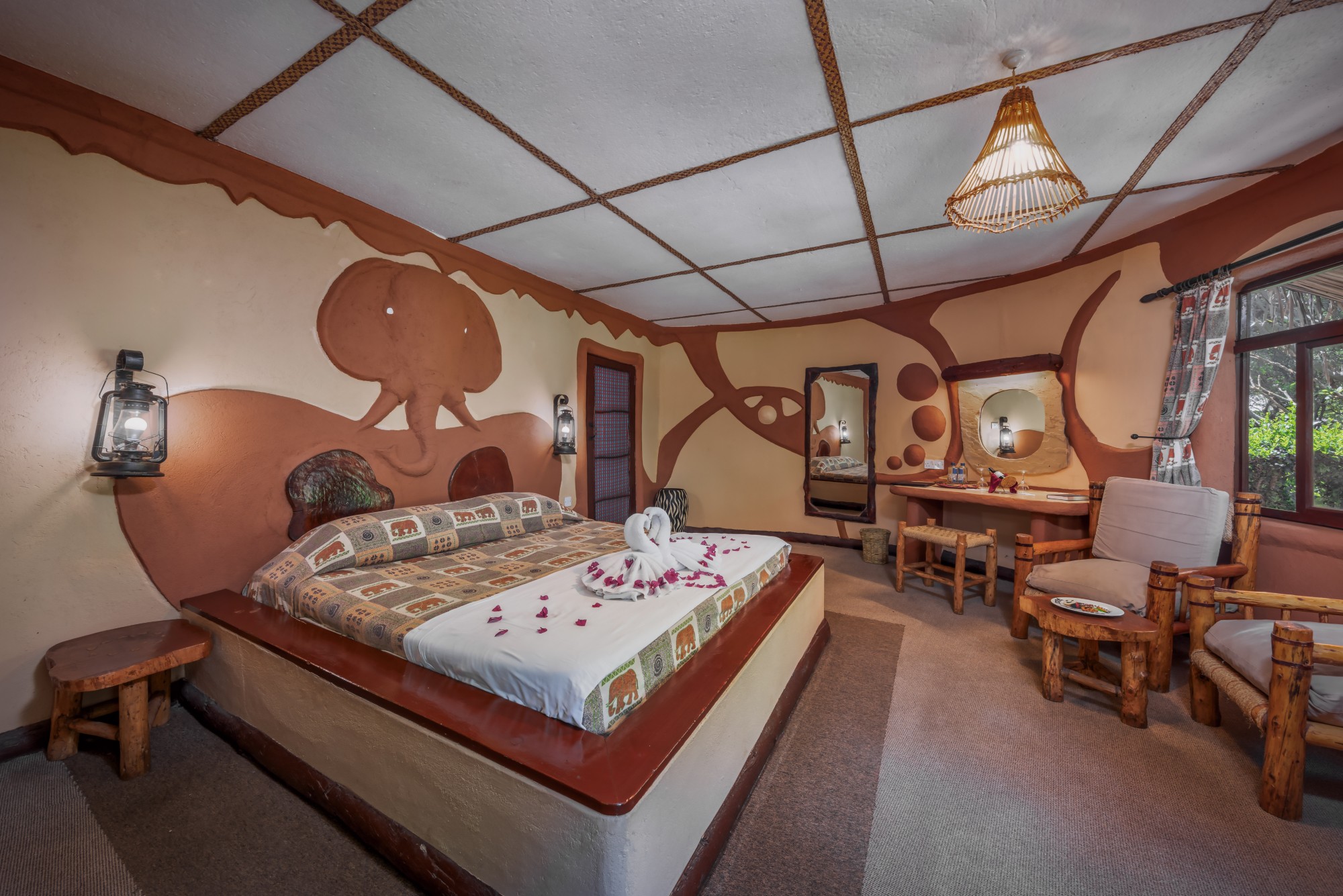 Værelserne er rummelige og indrettet i afrikansk inspireret stil