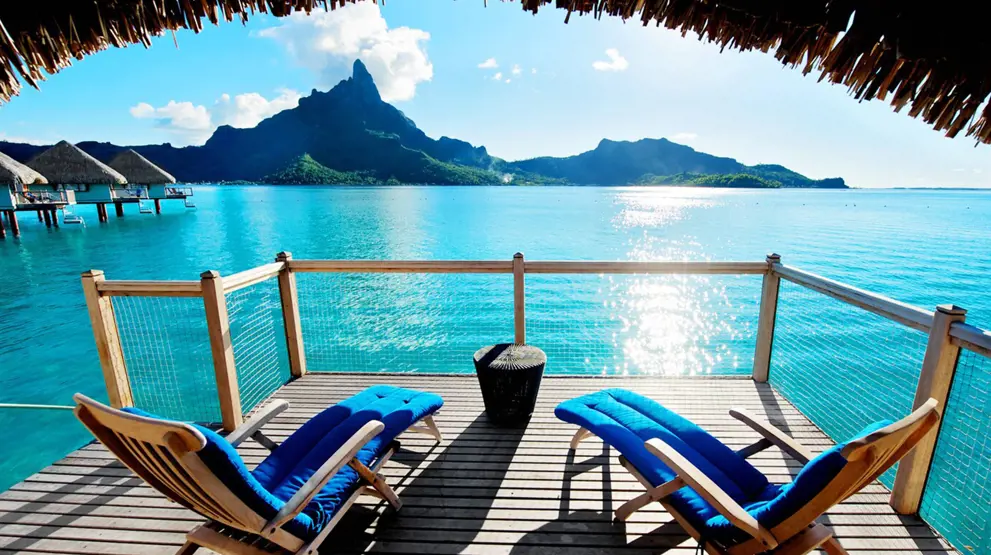 På rejser til Bora Bora kan du bl.a. bo i en eksotisk bungalow direkte på vandet.