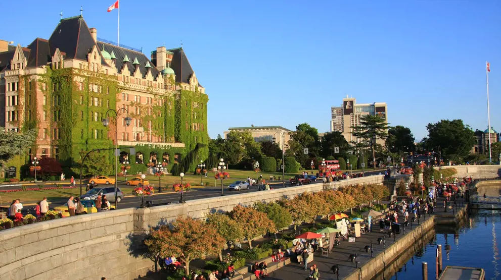 Det er oplagt at sejle til Vancouver Island, hvor man kan besøge den historiske by Victoria