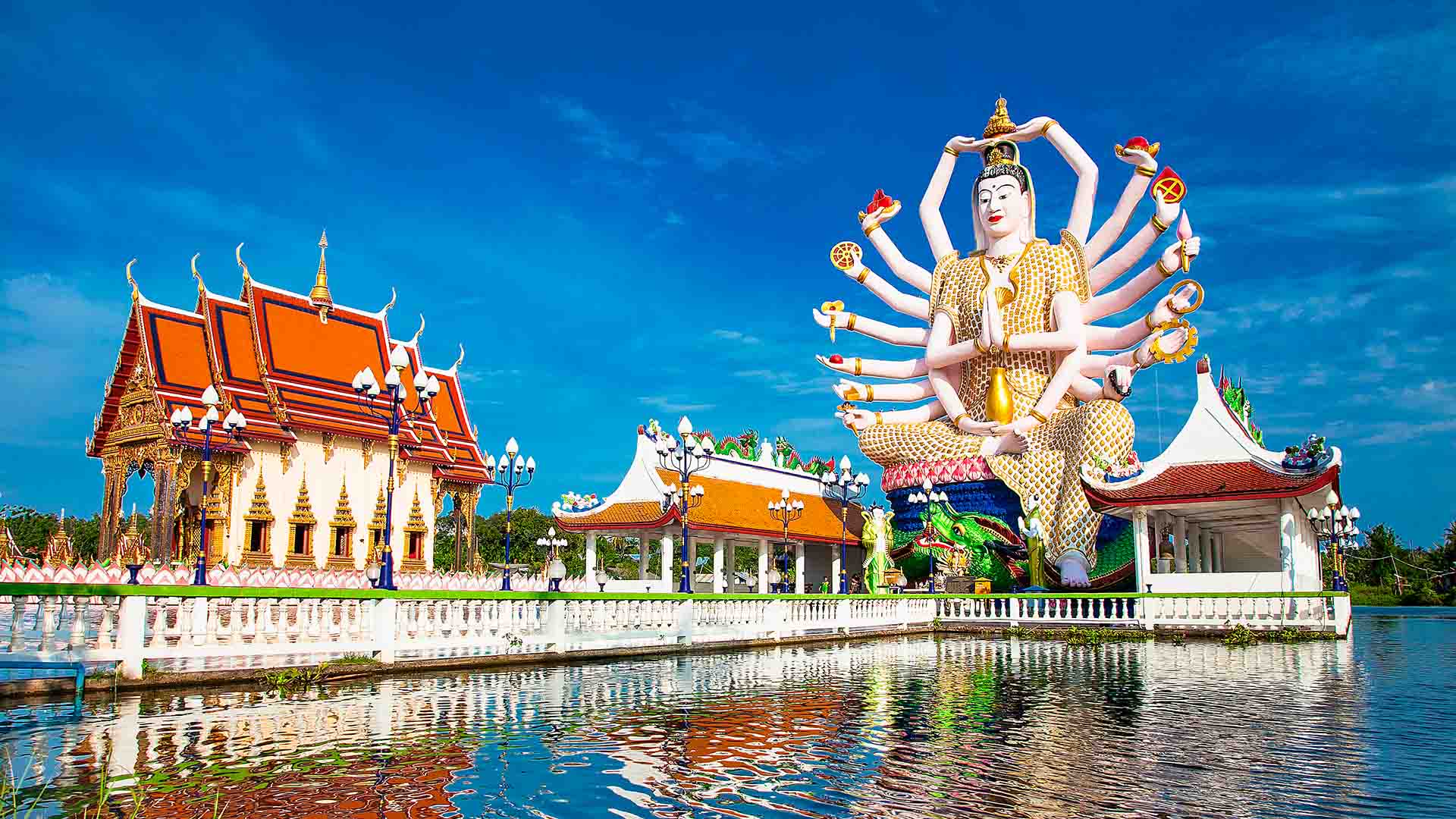 Se templet Wat Plai Laem på Koh Samui.