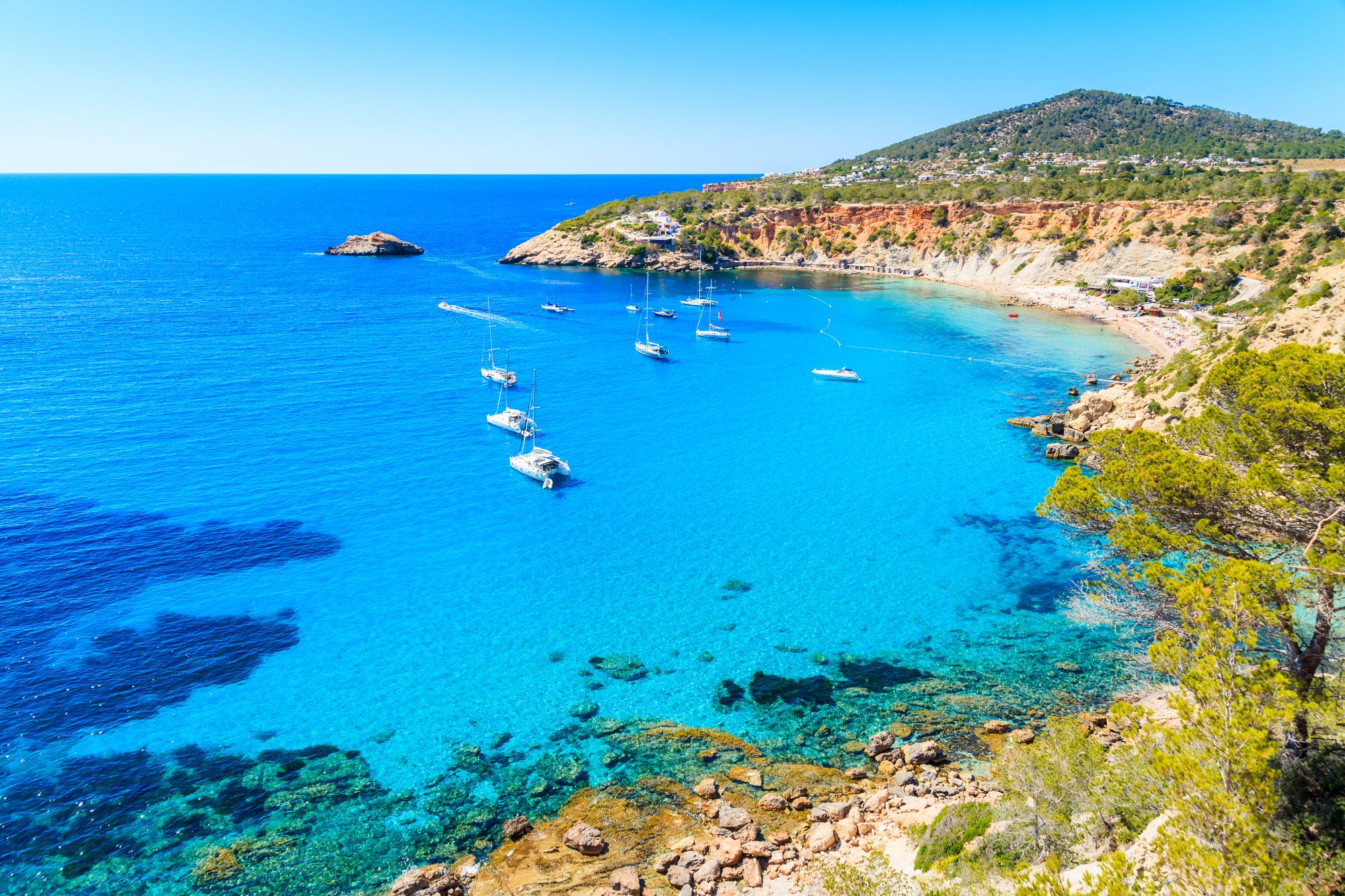Ibiza er kendt for sin spektakulære kyst og klare vand