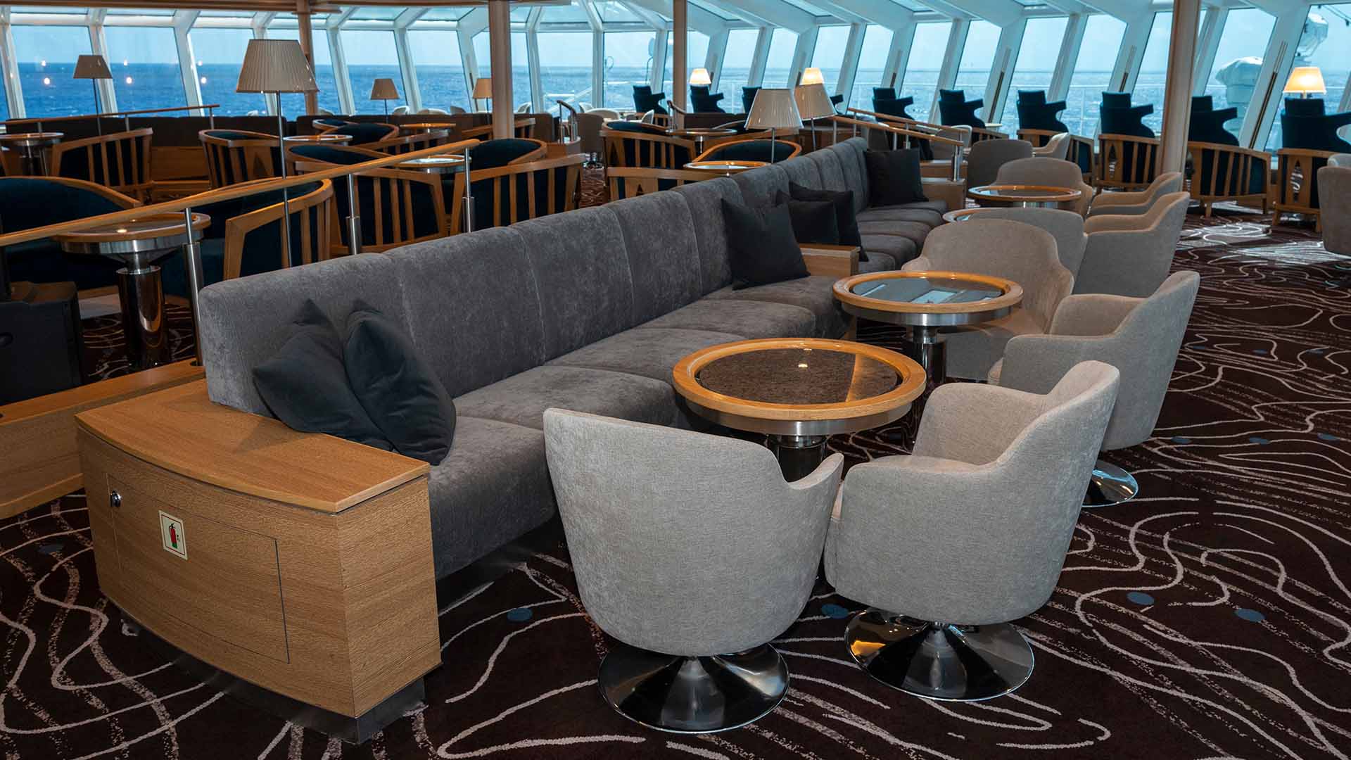 Slap af i Explorer Lounge og se udsigten fra de store panoramavinduer