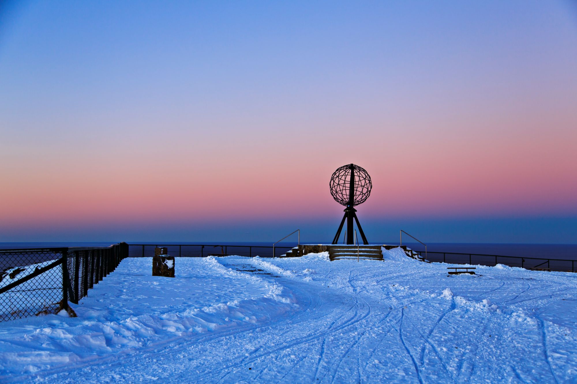 Nordkapmonumentet omgivet af det vinterklædte landskab | Foto: Madis Särglepp/Hurtigruten