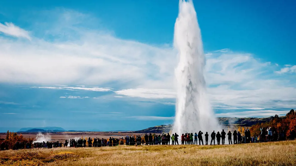 Se unik natur som den aktive gejser Strokkur, der sender en søjle af vand op mod himlen