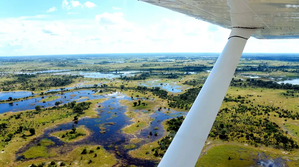Man kan bl.a. opleve Okavangodeltaet via en flyvetur