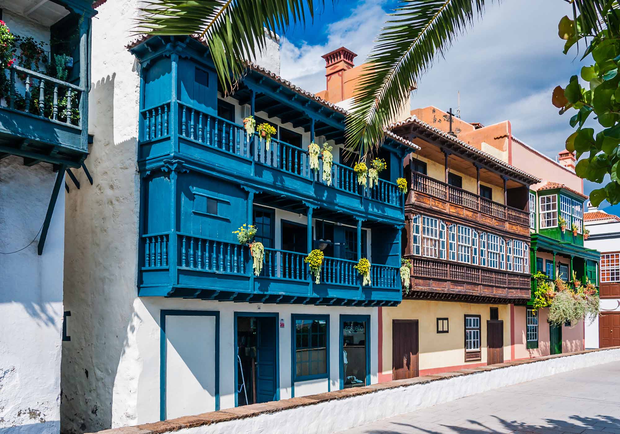 Udforsk brostensbelagte gader og farverige bygninger i Santa Cruz, La Palma