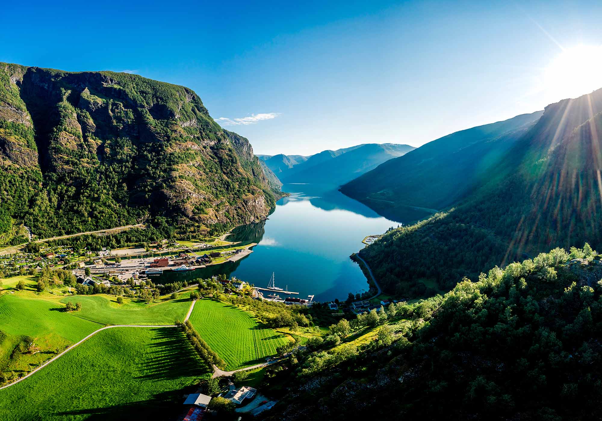 Sejl gennem Aurlandsfjorden og oplev den charmerende landsby Flåm – et eventyr i hjertet af Norge