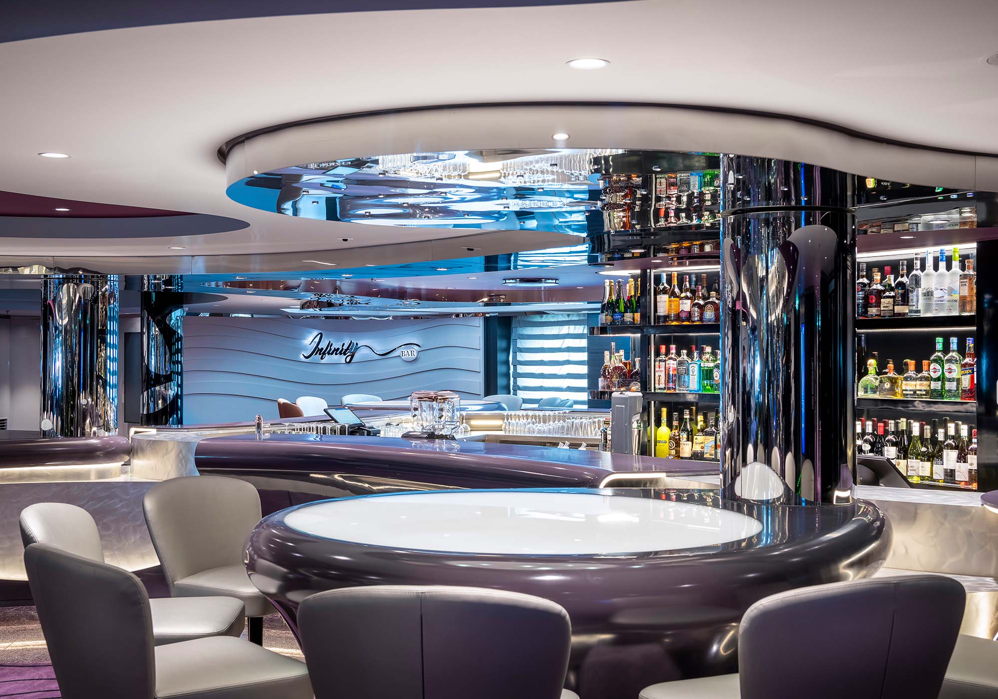 Den futuristiske bar på MSC Euribia