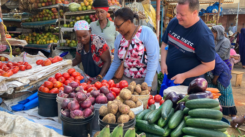 Med på markedet i den nærmeste landsby, Ngulelo