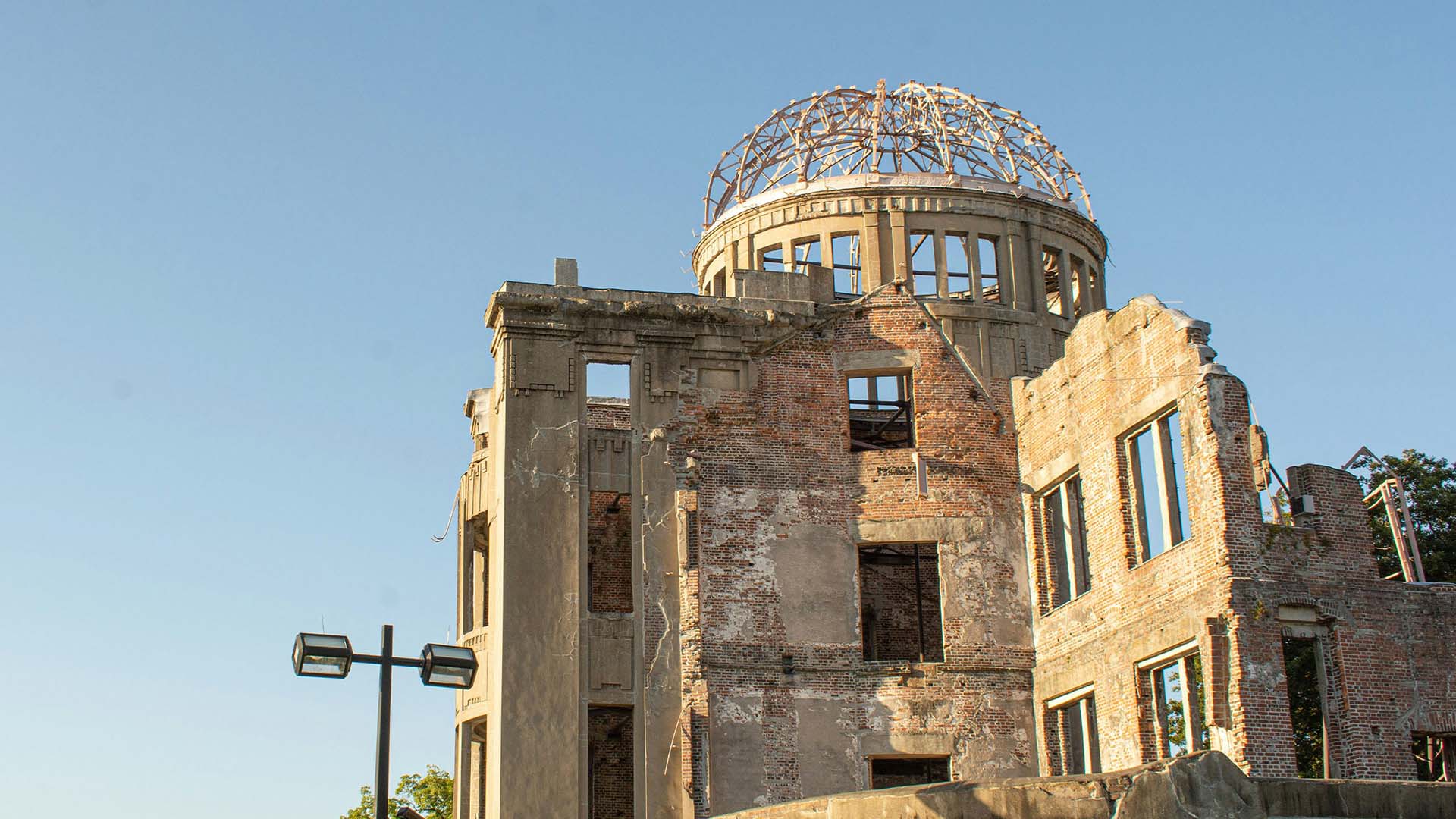 Atomic Bomb Dome kan ses på den anden side af floden fra mindesparken