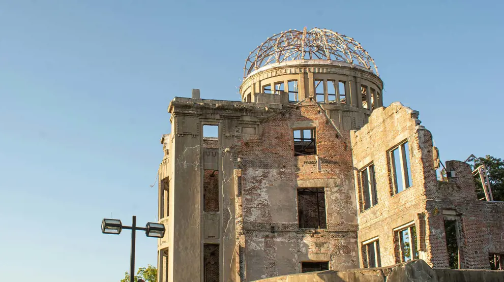 Atomic Bomb Dome kan ses på den anden side af floden fra mindesparken