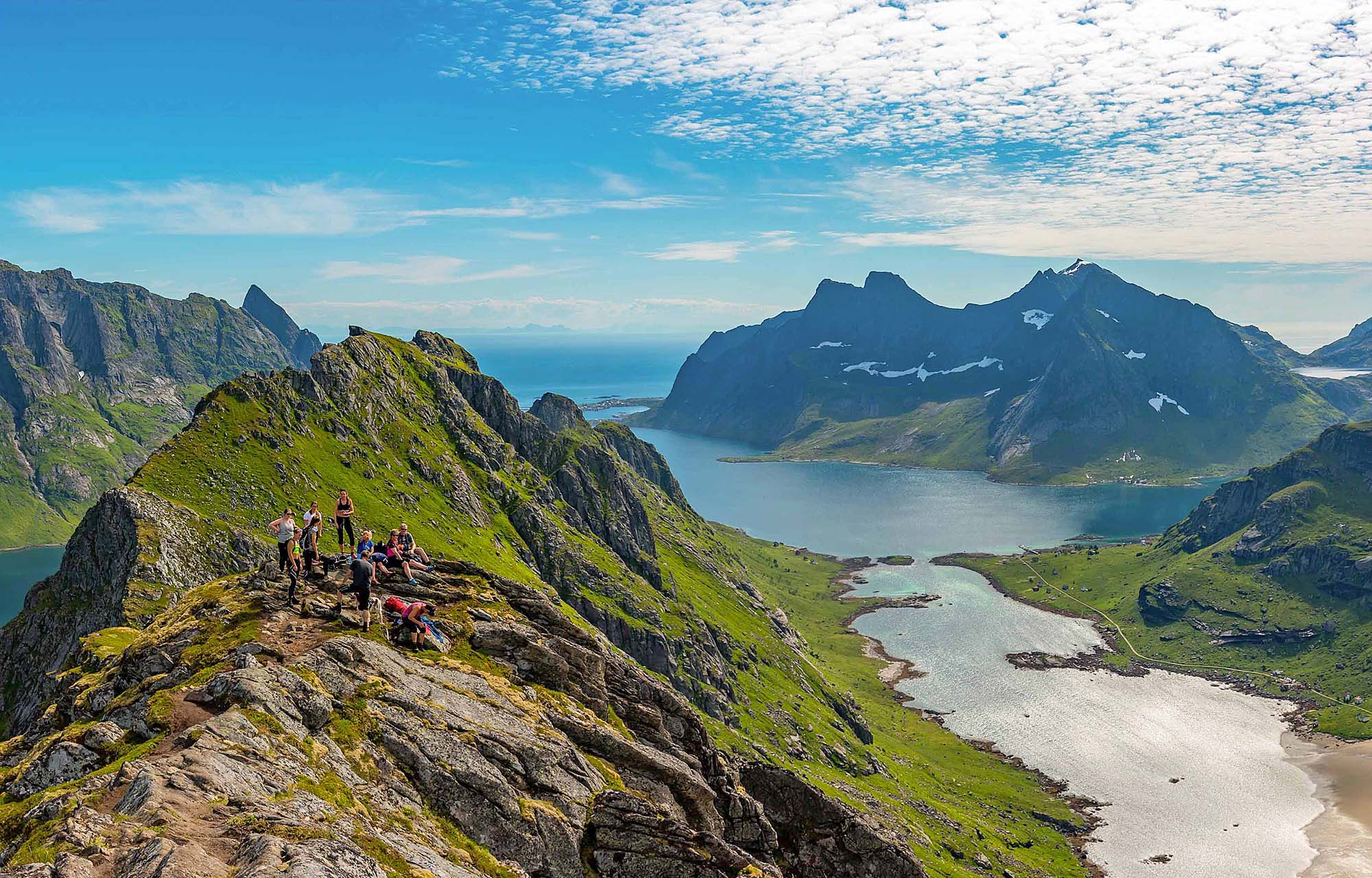 Udforsk imponerende fjelde på en fjeldvandring | Foto: Hurtigruten