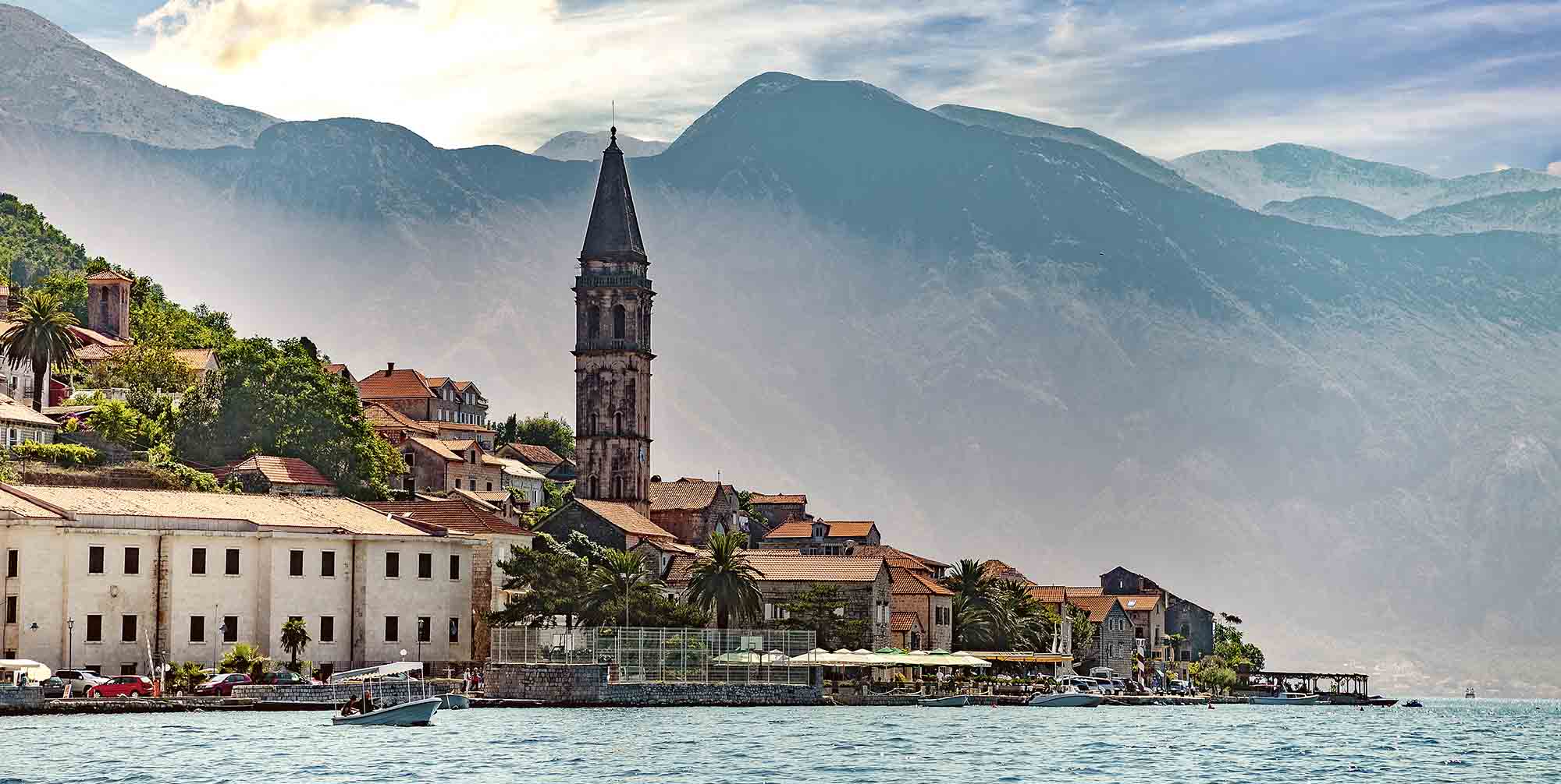 Kotor ligger smukt placeret inderst i en fjord omgivet af bjerge og er kendt for sin historiske gamle by og imponerende udsigt