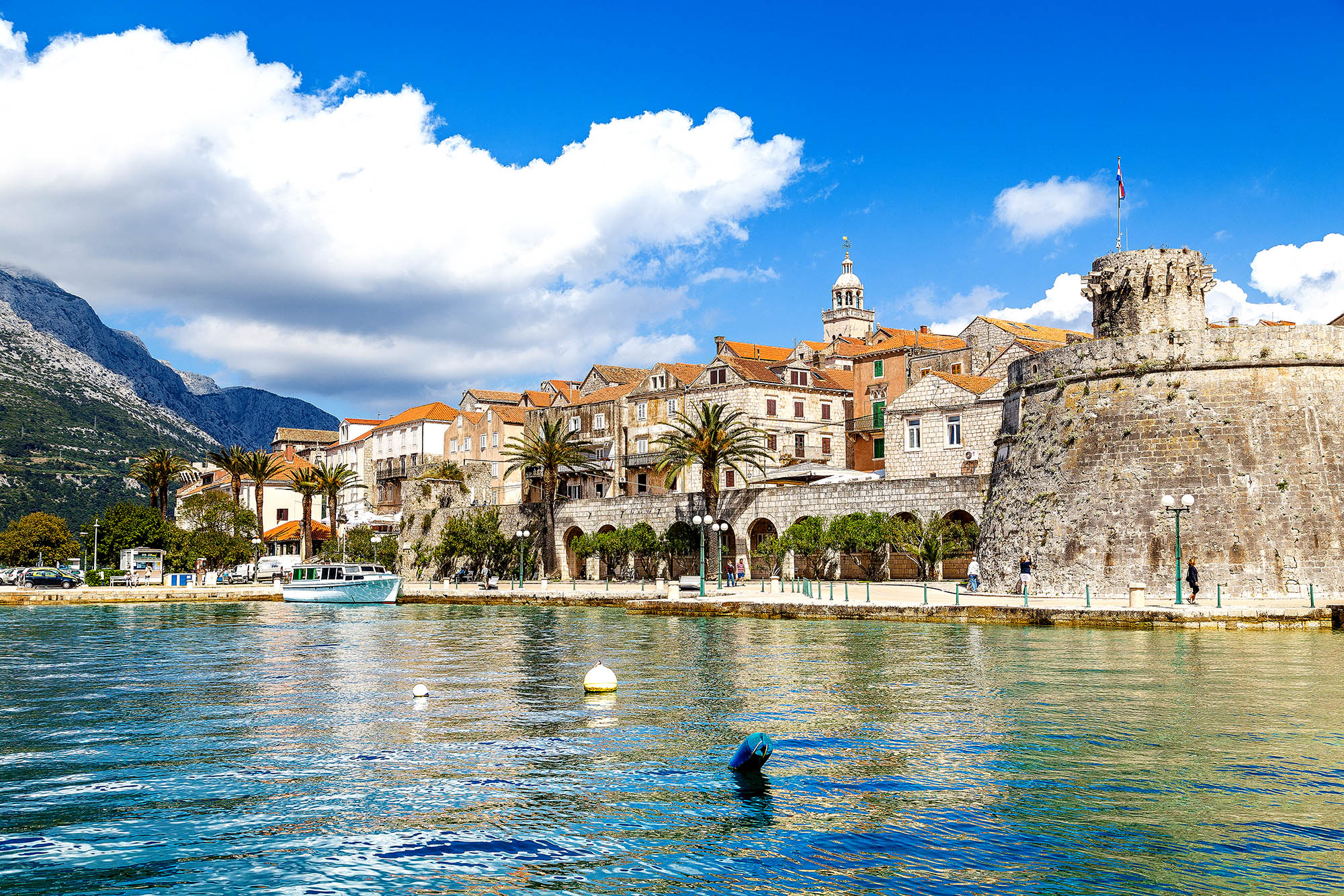 Korčula byder på middelhavsstemning med sine snævre gader og charmerende bygninger