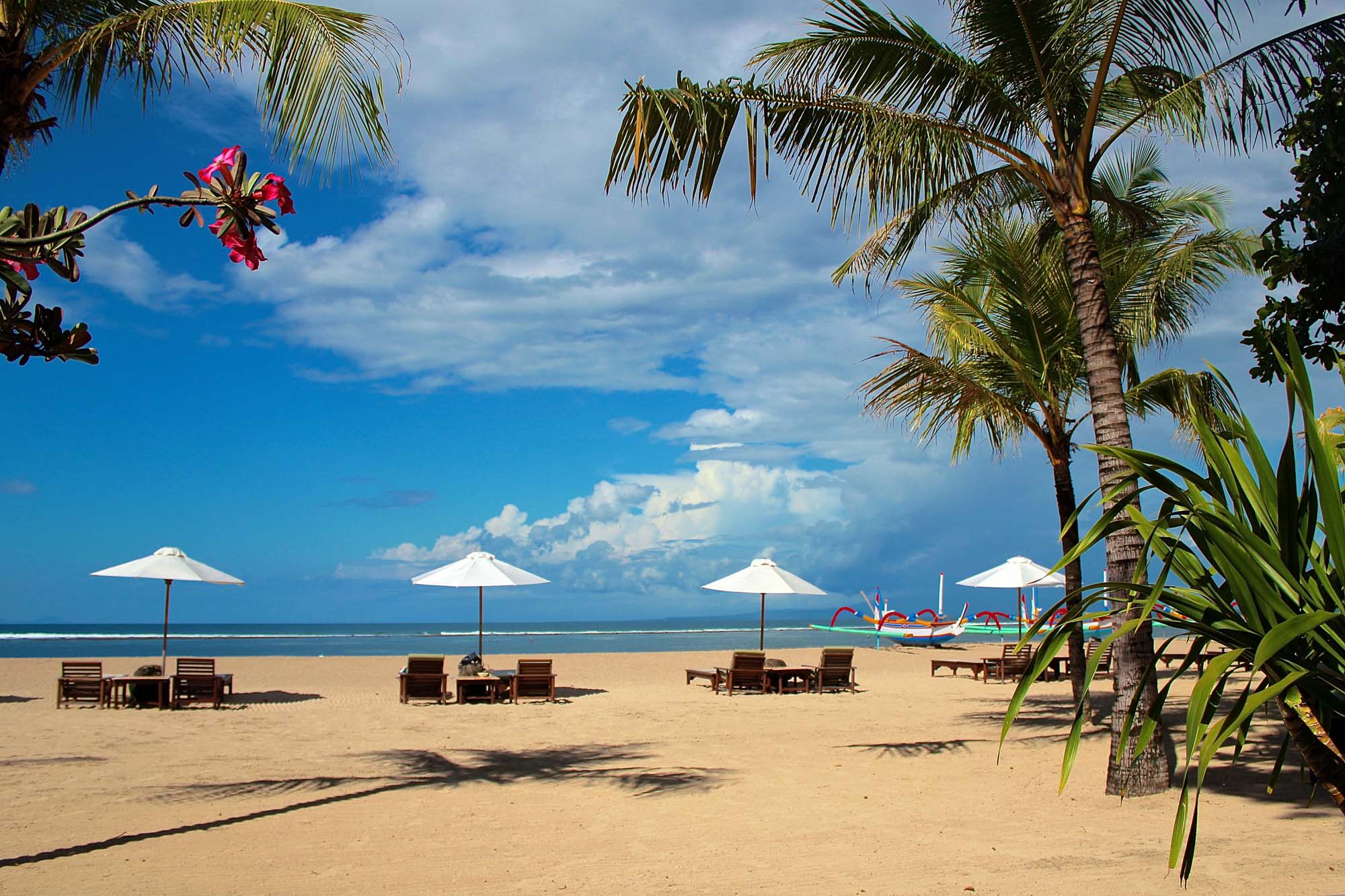 En rejse til Bali skal næsten indeholde tid ved stranden, f.eks. her i Sanur