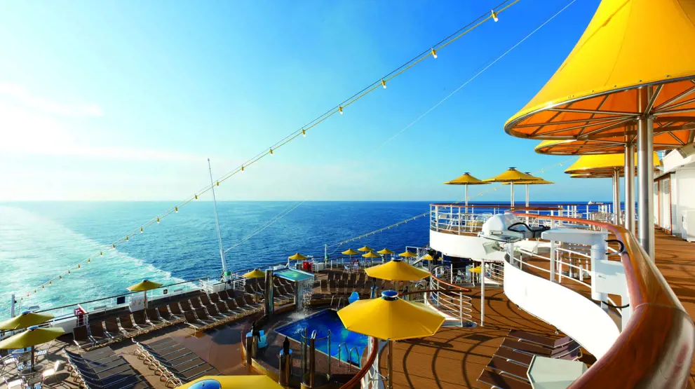 Pooldækket på Costa Favolosa
