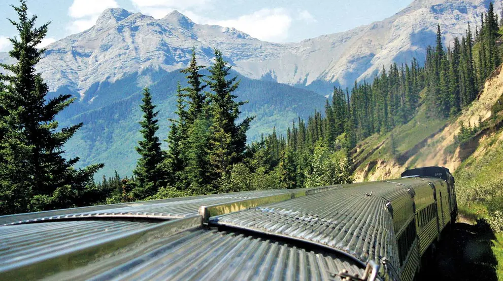 Oplev det ikoniske Rocky Mountains-landskab på din togrejse til Canada.
