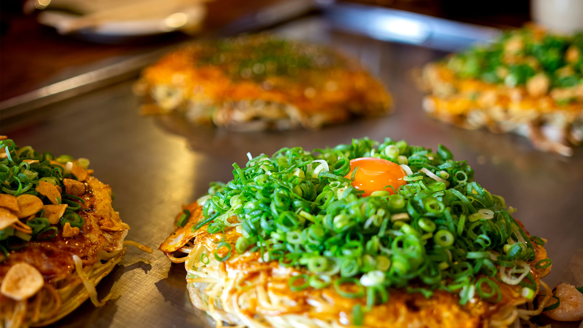 Du skal prøve den lokale specialitet okonomiyaki, når du rejser til Hiroshima