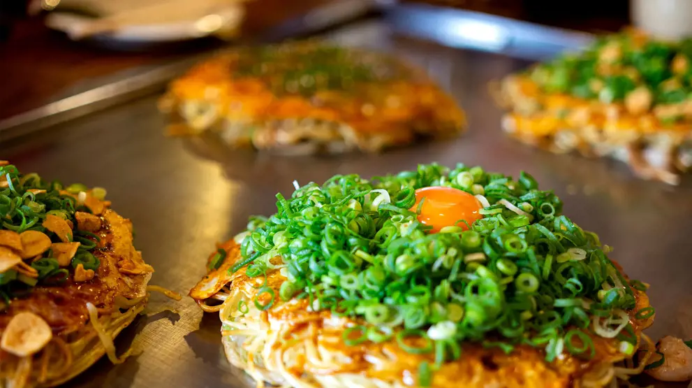 Du skal prøve den lokale specialitet okonomiyaki, når du rejser til Hiroshima