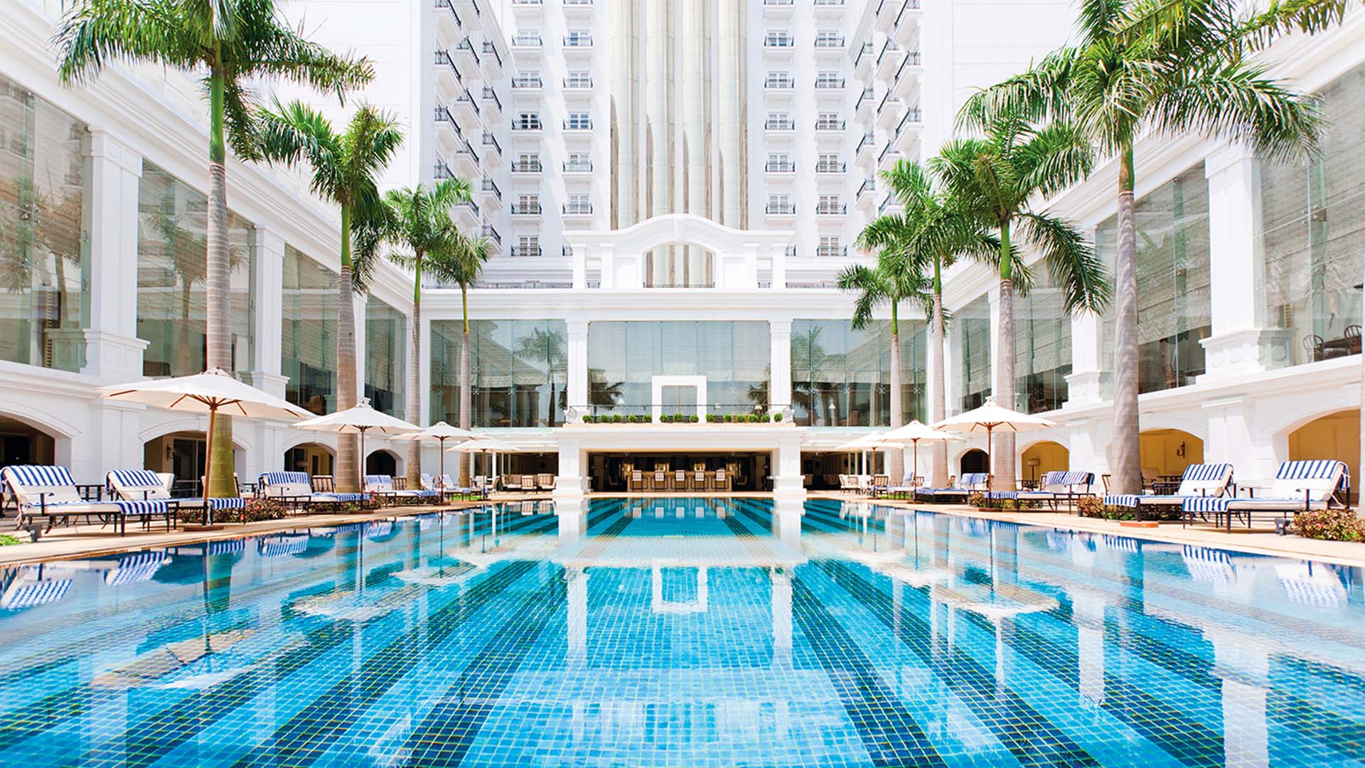 Swimmingpool på The Indochine Palace Hué