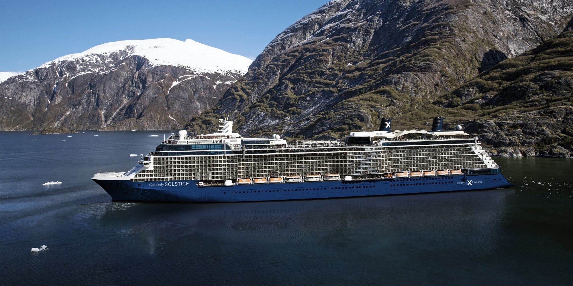 Celebrity Solstice langs Alaskas kyster